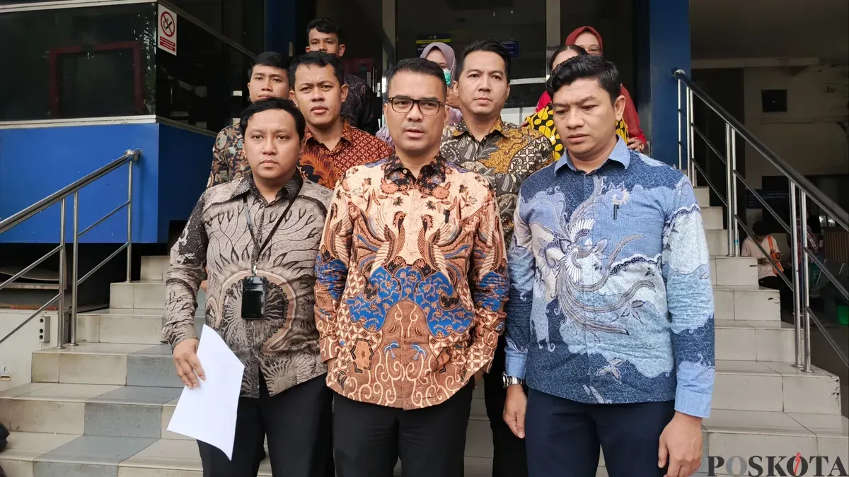 Ketua Umum PSI, Ronald A. Sinaga alias Bro Ron (tengah) melaporkan kasus pemukulan, Selasa, 5 Mei 2026. (Sumber: Poskota/Ali Mansur)