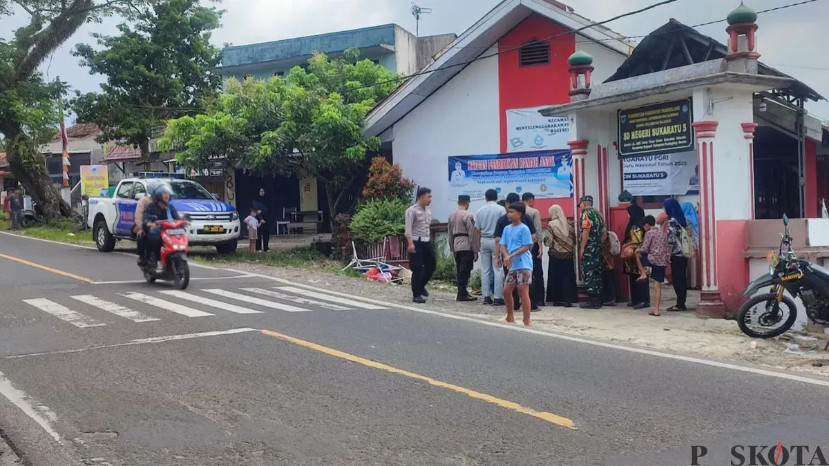 Anggota Polisi dari Polres Pandeglang, saat melakukan pemeriksaan lokasi kejadian laka lantas di depan SDN Sukaratu 5. (Sumber: Poskota/Samsul Fatoni)