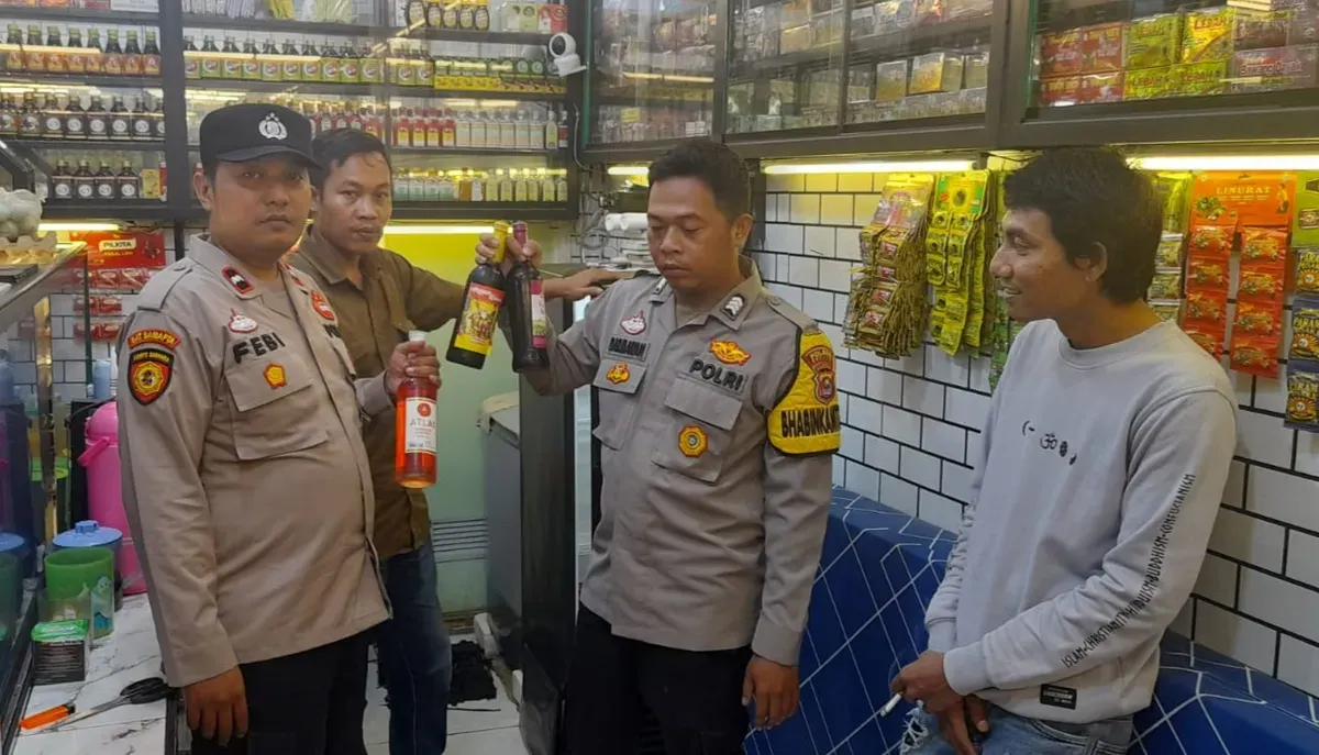 Petugas Polsek Cikeusal menyita minuman keras dari kios jamu dalam operasi pekat di wilayah Kabupaten Serang, Senin, 4 Mei 2026. (Sumber: Dok. Istimewa)