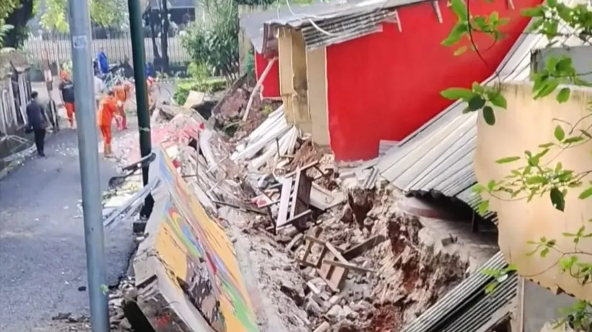 Tembok belakang SDN Tebet Barat 08, Jakarta Selatan, roboh seusai diguyur hujan deras, Senin, 4 Mei 2026. (Sumber: Dok. Istimewa)
