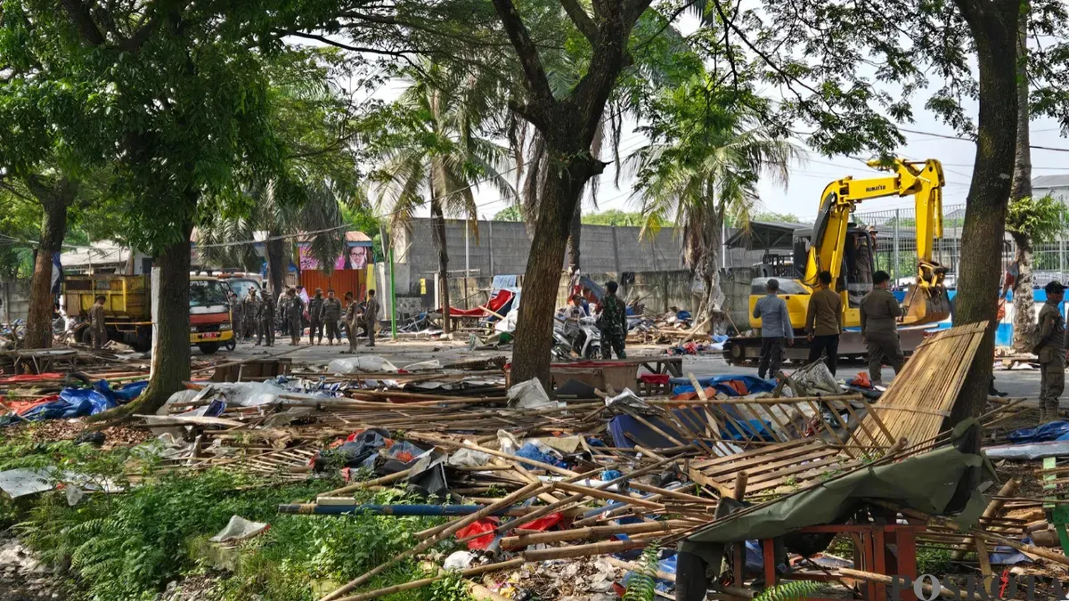 Situasi penertiban bangunan liar di wilayah Desa Sukamantri, Kecamatan Pasar Kemis, Kabupaten Tangerang. (Sumber: Poskota/Veronica)