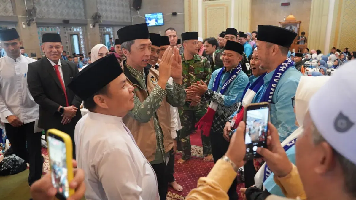 Ketua DPRD Kota Bogor, Dr. Adityawarman Adil (kiri) bersama Wali Kota Bogor, Dedie A. Rachim (tengah) turut hadir melepas rombongan haji Bogor ke tanah suci. (Sumber: Istimewa)