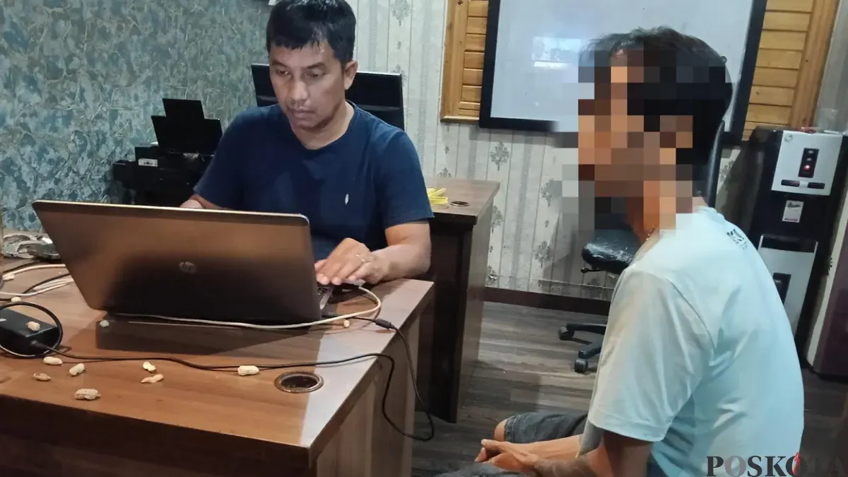 Pengamen berinisial HI menjalani pemeriksaan di ruang Satresnarkoba Polres Serang. (Sumber: Poskota/ Rahmat Haryono)