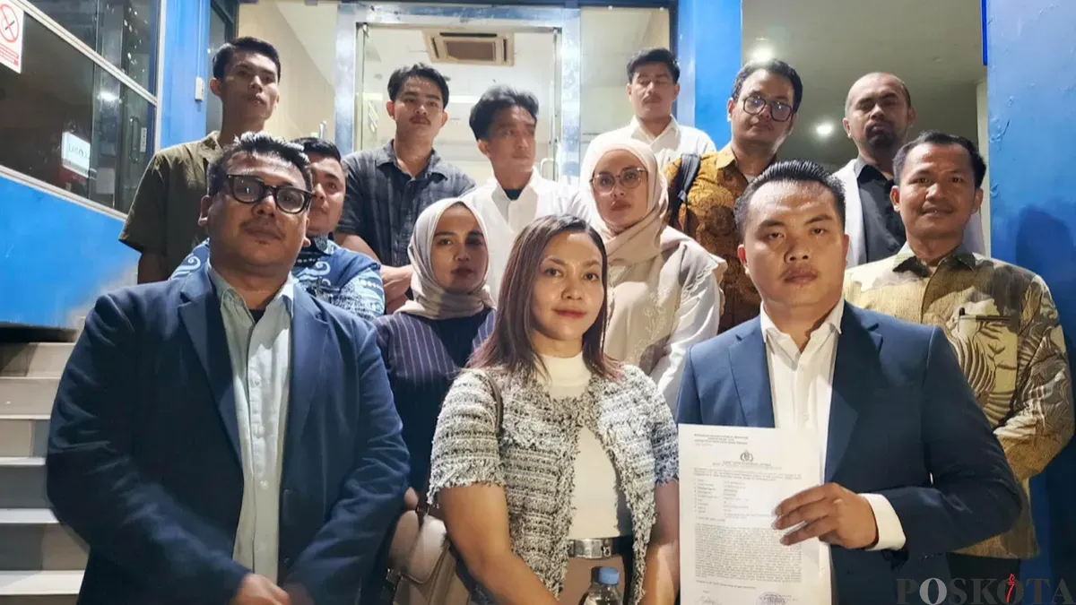 Komisaris PT Sinergi Karya Sejahtera (SKS) Setefani Novelia (tengah depan) melaporkan dua rekan bisnisnya, berinisial XG dan MT, ke Polda Metro Jaya. (Sumber: Poskota/ Ali Mansur)