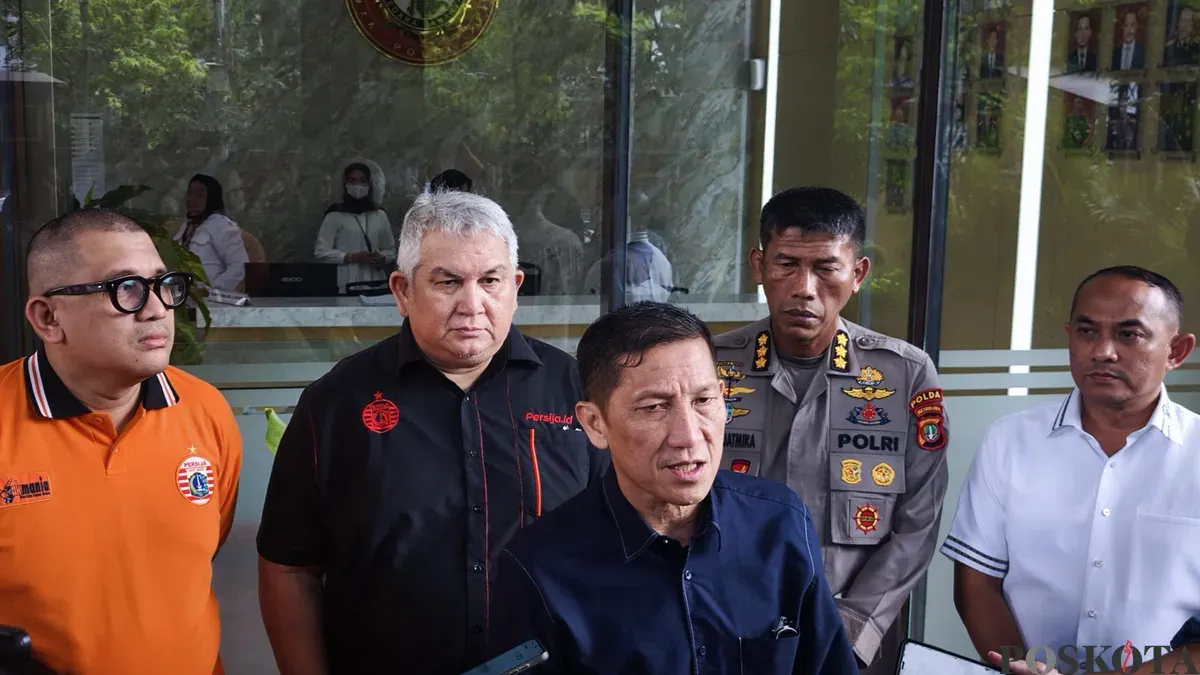 Direktur Utama LIB, Ferry Paulus memberikan keterangan pers kepada awak media di Gedung Baintelkam Mabes Polri, Jakarta Selatan, Rabu, 6 Mei 2026. (Sumber: Poskota/Ali Mansur)
