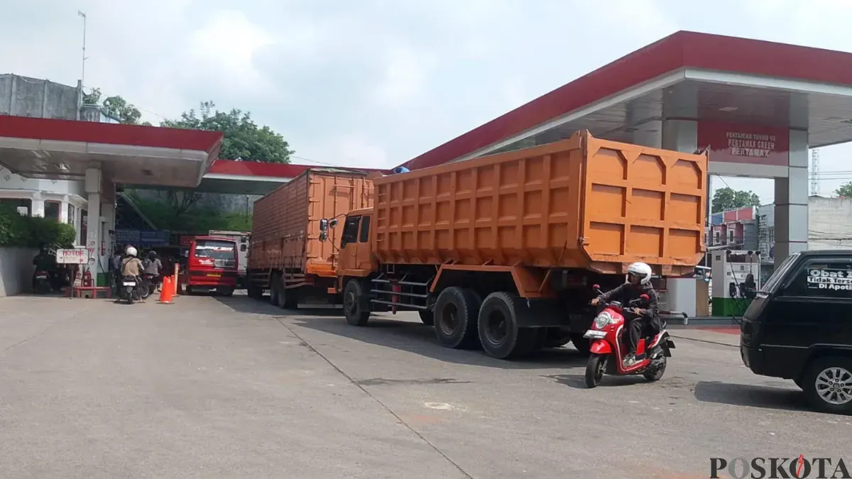 Antrian Solar di SPBU Mandala, Lebak, terjadi setelah adanya penghentian pasokan Solar di SPBU Nameng akibat pelanggaran penyaluran BBM Subsidi. (Sumber: Pos Kota/ Samsul Fatoni)