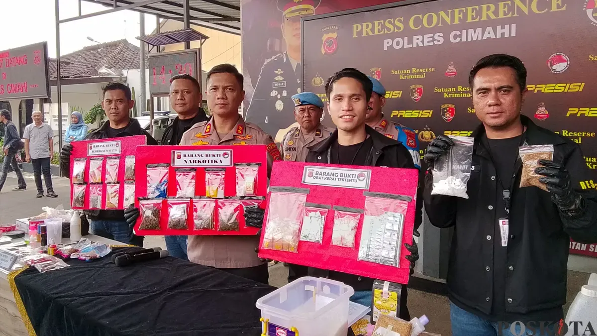 Polisi menunjukan sejumlah barang bukti dalam ungkap kasus peredaran narkotika di Mako Polres Cimahi. (Sumber: Poskota/Gatot Poedji Utomo)