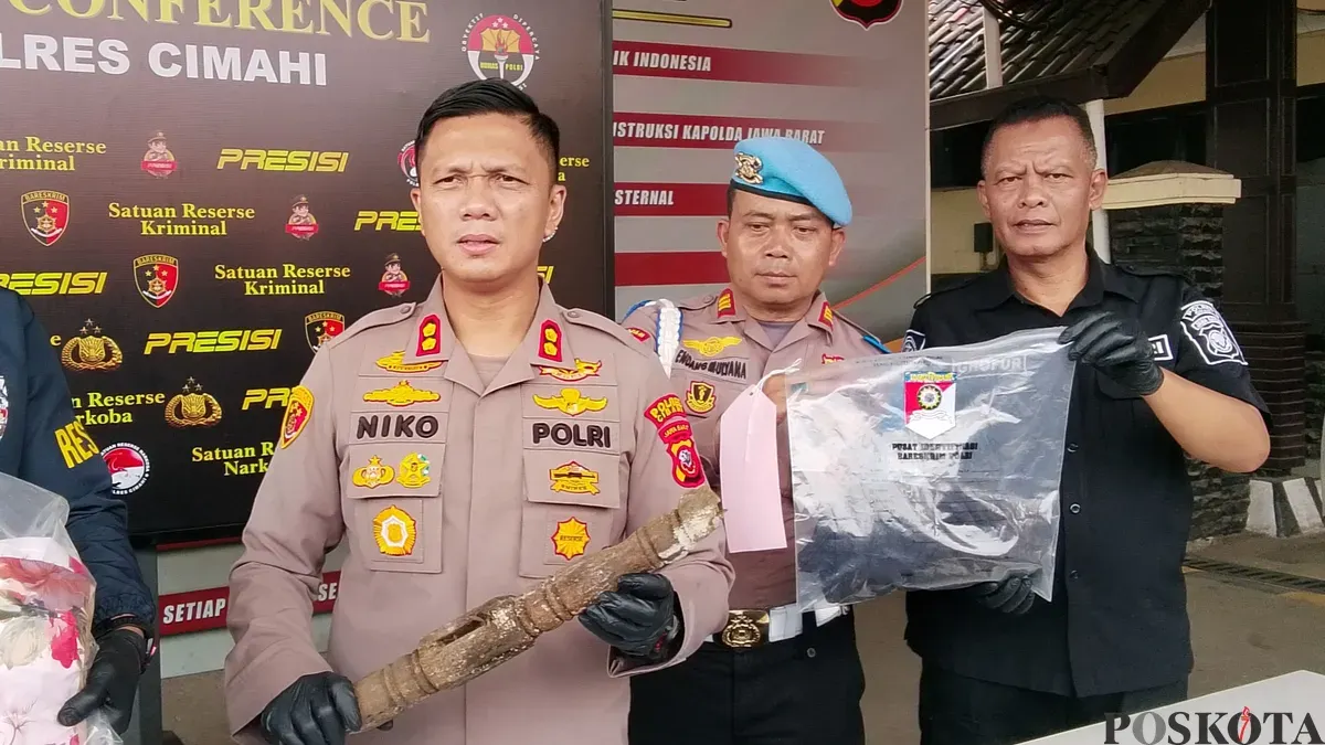 Kapolres Cimahi, AKBP Niko N Adi Putra (kiri) menunjukan barang bukti dalam gelar perkara kasus pembunuhan di Mako Polres Cimahi, Jumat, 8 Mei 2026. (Sumber: Poskota/Gatot Poedji Utomo)