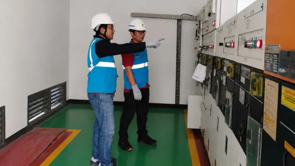 Upaya PLN menjaga keandalan listrik dilakukan dengan pengecekan gardu distribusi di kawasan Asrama Haji Jakarta agar seluruh fasilitas beroperasi dengan aman selama masa persiapan haji. (Sumber: PLN UID Jakarta Raya)