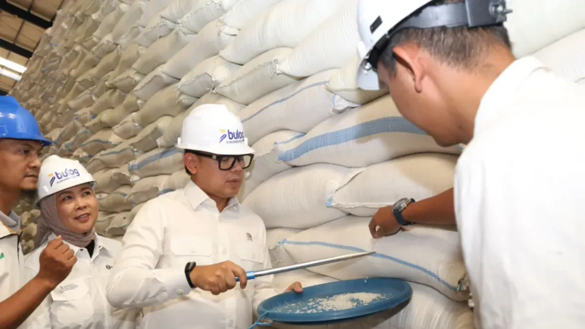 Potret Wakil Menteri Dalam Negeri, Bima Arya Sugiarto saat menghadiri peluncuran Gerakan Pengendalian Inflasi Pangan (GPIP) Wilayah Jawa 2026 di Gudang Perum Bulog, Sidoarjo, Jawa Timur. (Sumber: Puspen Kemendagri)