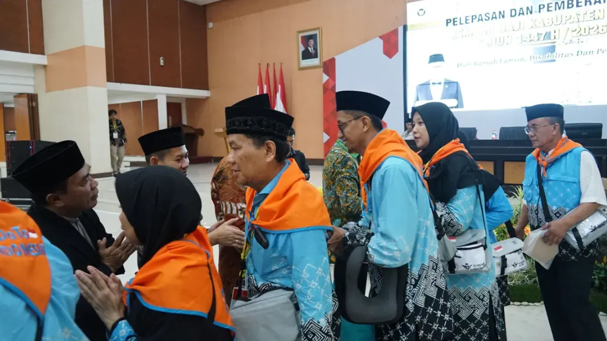 Pemerintah Kabupaten Bekasi kembali memberangkatkan 440 jamaah haji yang tergabung dalam Kloter 33 di Gedung Swatantra Wibawamukti, komplek Pemkab Bekasi, Sukamahi, Cikarang Pusat, Sabtu, 16 Mei 2026. (Sumber: Pemkab Bekasi)