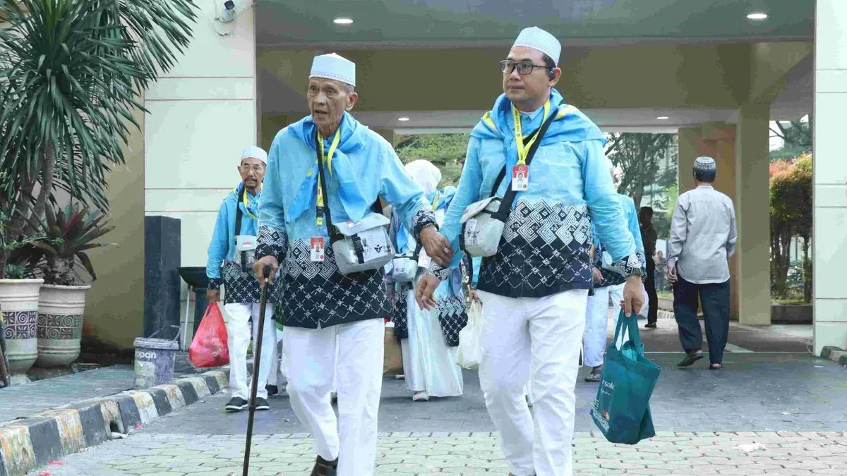 Sebanyak 542 jemaah haji kloter terakhir Kabupaten Bekasi diberangkatkan dari Gedung Wibawa Mukti, Komplek Pemkab Bekasi, Desa Sukamahi, Kecamatan Cikarang Pusat, Senin, 18 Mei 2026. (Sumber: Dok. Diskominfosantik Bekasi)