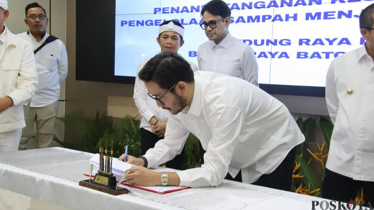 Bupati Bandung Barat, Jeje Ritchie Ismail menandatangani kesepakatan bersama pengolahan sampah perkotaan menjadi energi listrik di Jakarta. (Sumber: Poskota/ Gatot Poedji Utomo)