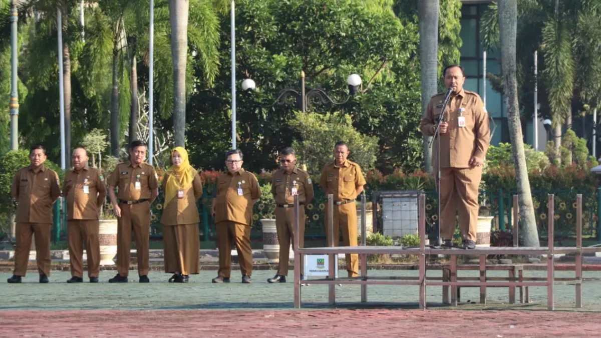 Plt Kepala Badan Kepegawaian dan Pengembangan Sumber Daya Manusia (BKPSDM) Kabupaten Bekasi, Iwan Ridwan, menyampaikan tiga arahan penting kepada seluruh perangkat daerah saat Apel Pagi di Plaza Pemkab Bekasi, Cikarang Pusat. (Sumber: Pemkab Bekasi)