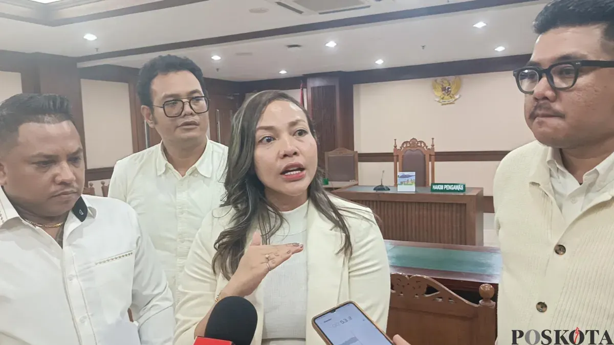 Komisaris PT Sinergi Karya Sejahtera (SKS) Stefani Novelia (tengah) saat memberikan keterangan pers di PN Jakarta Pusat, Senin, 18 Mei 2026. (Sumber: Poskota/Ali Mansur)