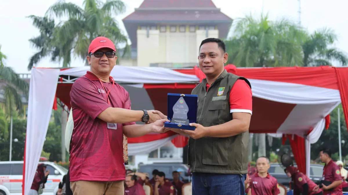 Plt. Bupati Bekasi Asep Surya Atmaja membuka kegiatan International Nurses Day 2026 tingkat DPW PPNI Jawa Barat di Plaza Pemerintah Kabupaten Bekasi, Cikarang Pusat, Sabtu, 16 Mei 2026. (Sumber: Pemkab Bekasi)