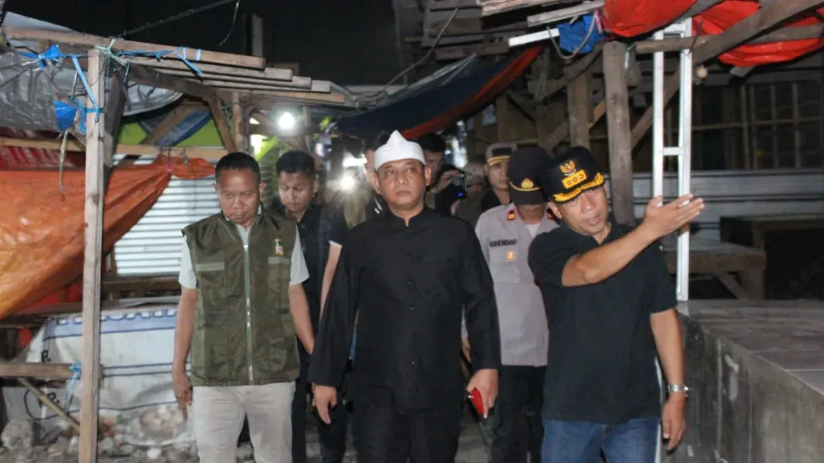 Plt Bupati Bekasi Asep Surya Atmaja bersama Sekretaris Daerah Endin Samsudin meninjau lokasi kebakaran Pasar Ramayana Cikarang. (Sumber: Pemkab Bekasi)