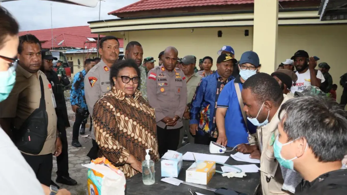 Wamendagri Ribka Haluk saat mengunjungi pengungsi di Polres Jayawijaya, Papua Pegunungan. (Sumber: Puspen Kemendagri)