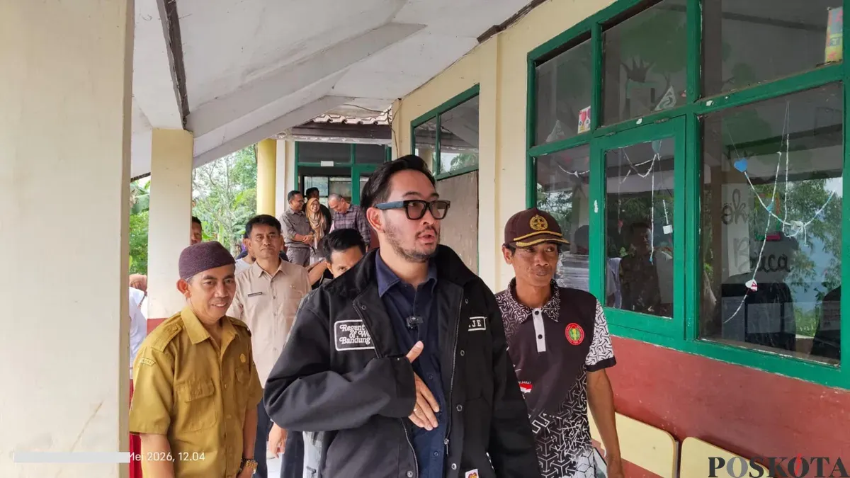 Bupati Bandung Barat, Jeje Ritchie Ismail kunjungi sekolah terpencil di Cililin Kabupaten Bandung Barat. (Sumber: Poskota/Gatot Poedji Utomo)