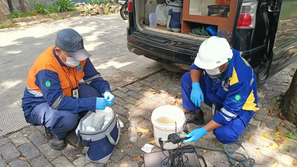 DLH Kota Bekasi merespons laporan masyarakat mengenai perubahan warna air kali, diduga berasal dari aktivitas gudang sekaligus toko cat. (Sumber: Pemkab Bekasi)