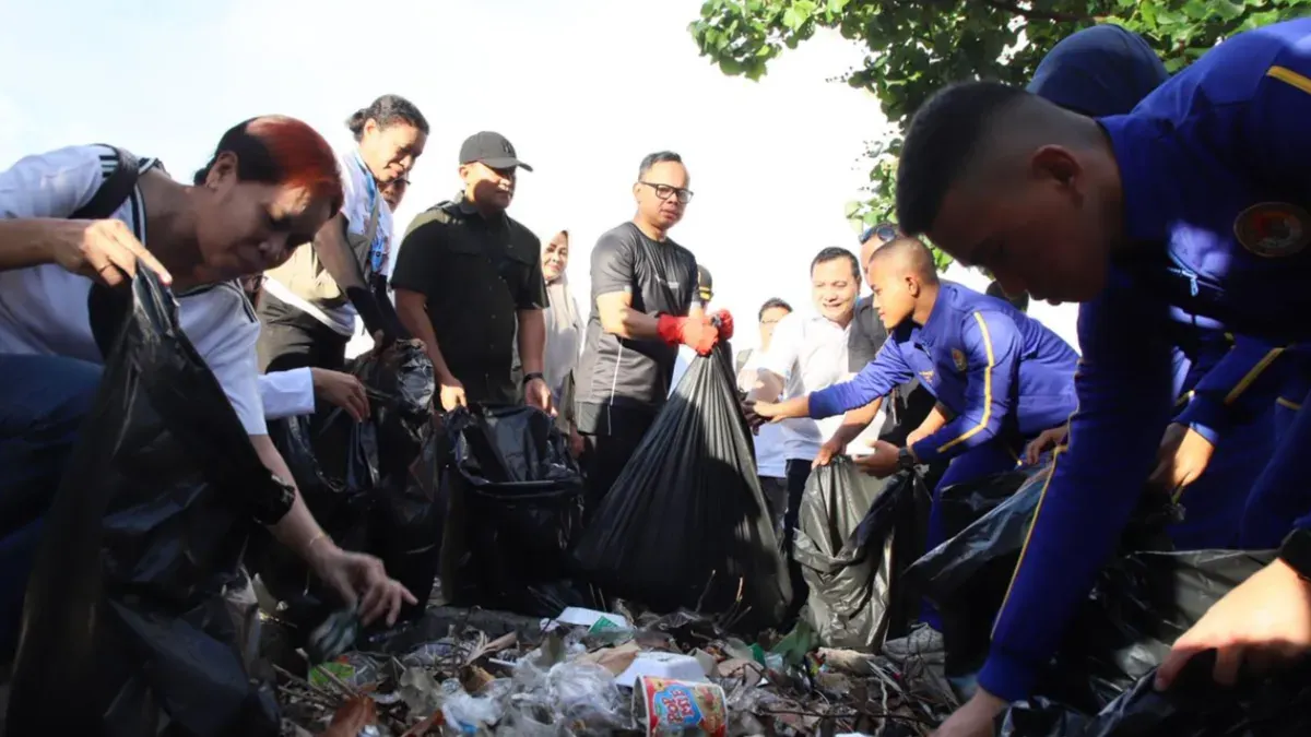 Wamendagri Bima Arya Sugiarto melaksanakan Gerakan Bersih Pantai di Pantai Senggigi, Lombok Barat, NTB. (Sumber: Puspen Kemendagri)