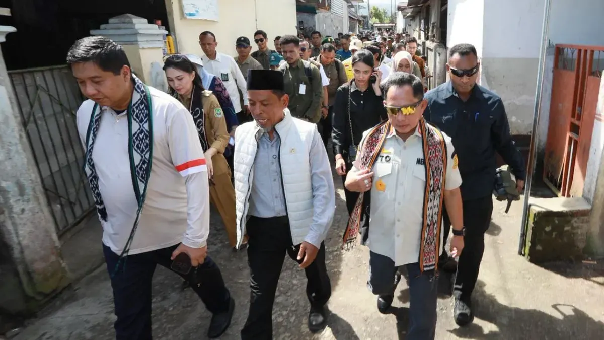Mendagri Tito Karnavian meninjau salah sebuah rumah warga penerima program Bedah Rumah BSPS di Desa Dasan Geria, Kecamatan Lingsar, Kabupaten Lombok Barat, NTB, Selasa, 19 Mei 2026. (Sumber: Dok. Kemendagri)