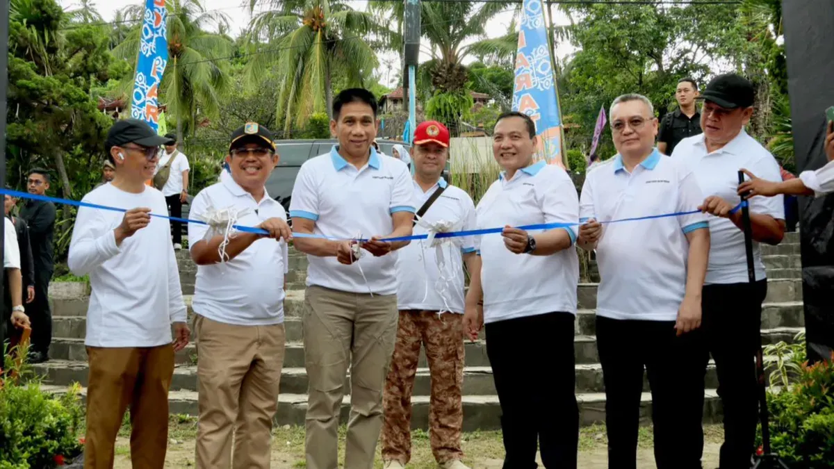 Wamendagri Akhmad Wiyagus membuka Gerakan Pangan Murah di pelataran Pantai Senggigi, Kabupaten Lombok Barat, Nusa Tenggara Barat. (Sumber: Puspen Kemendagri)