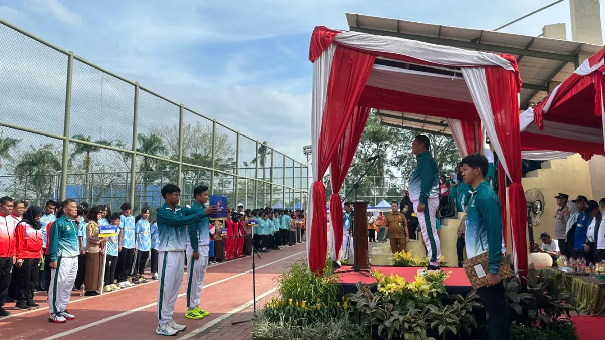 Plt Bupati Bekasi, Asep Surya Atmaja saat membuka secara resmi ajang POPDA XIII Tingkat Kabupaten Tahun 2026 di Lapangan Sport Plus Sukatani, Senin, 25 Mei 2026. (Sumber: Pemkab Bekasi)