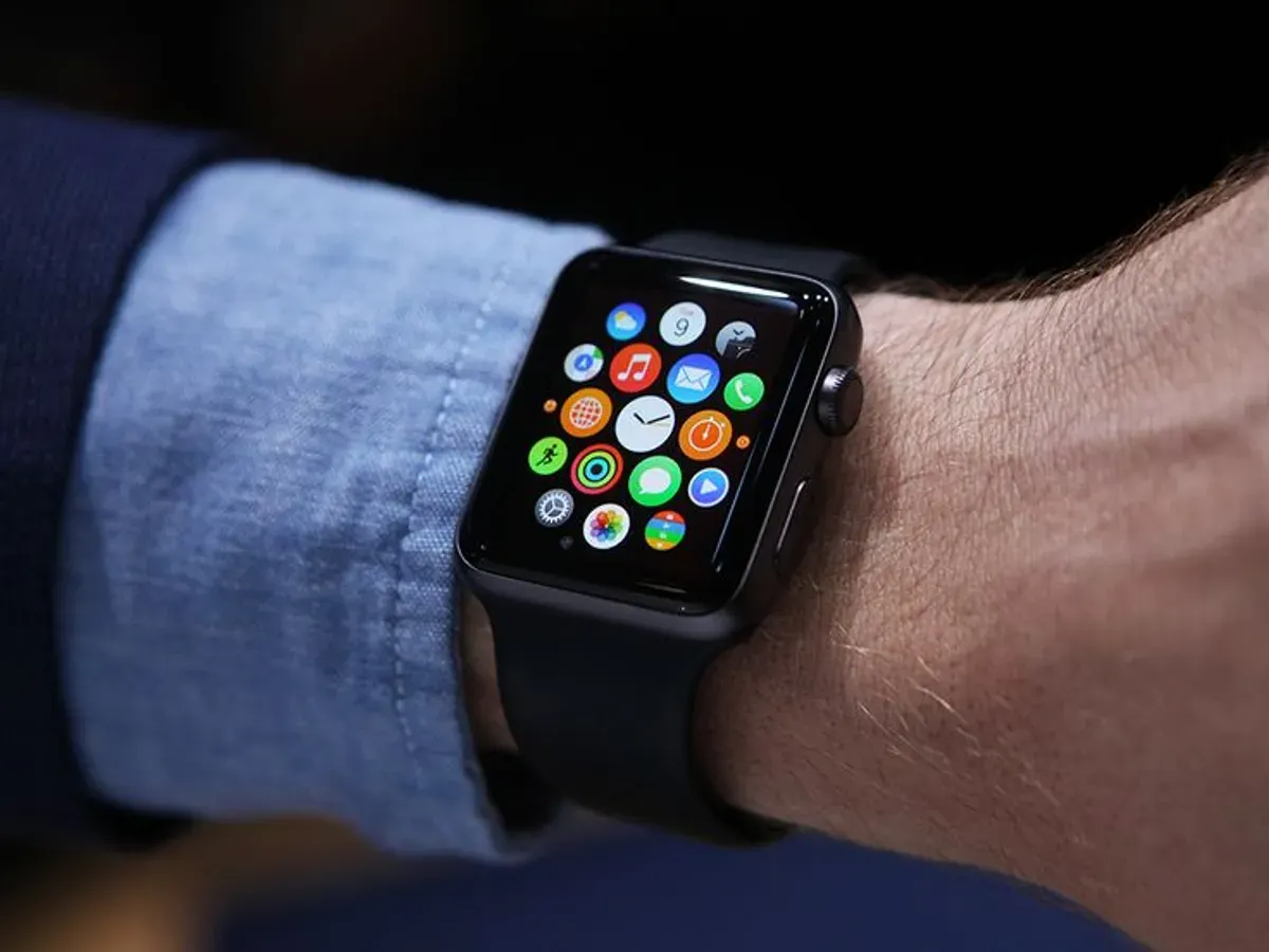 Apple Watch menghadapi persaingan baru dari perangkat wearable tanpa layar seperti smart ring dan gelang kesehatan berbasis AI yang kini semakin diminati pengguna. (Sumber: Dok/Apple)