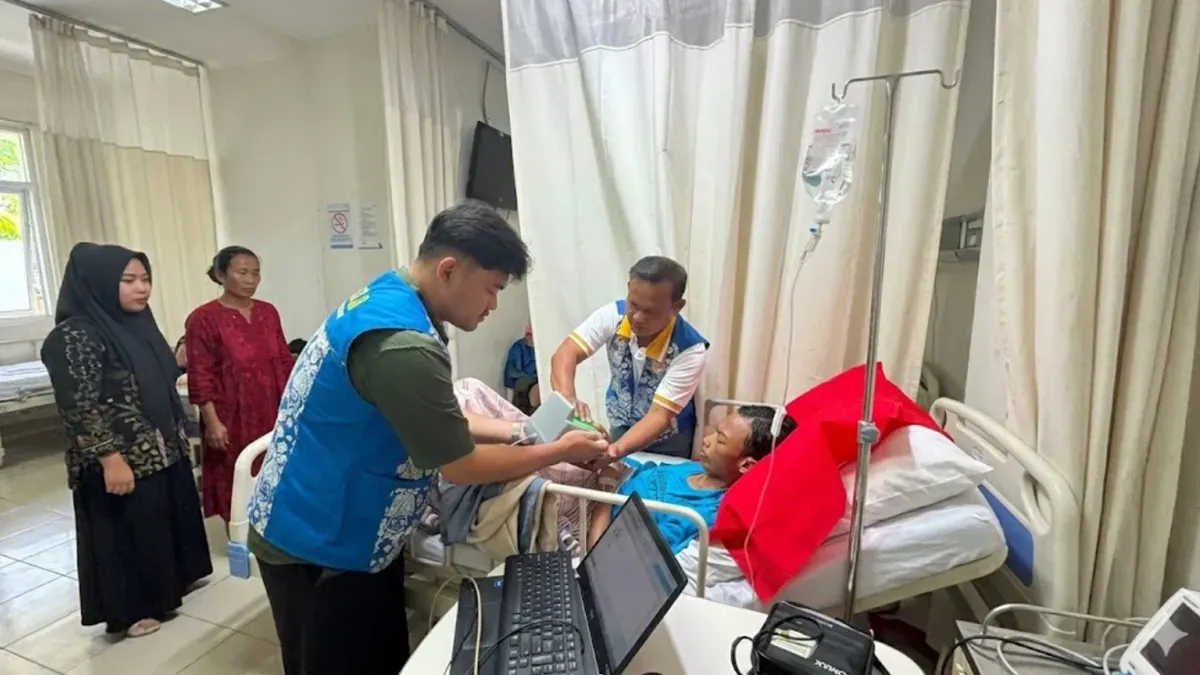 Tim Administrasi Kependudukan (Adminduk) Kecamatan Cikarang Pusat melakukan layanan jemput bola perekaman KTP elektronik bagi seorang pasien yang tengah menjalani perawatan di Rumah Sakit Harapan Keluarga, Jum'at, 29 Mei 2026. (Sumber: Pemkab Bekasi)