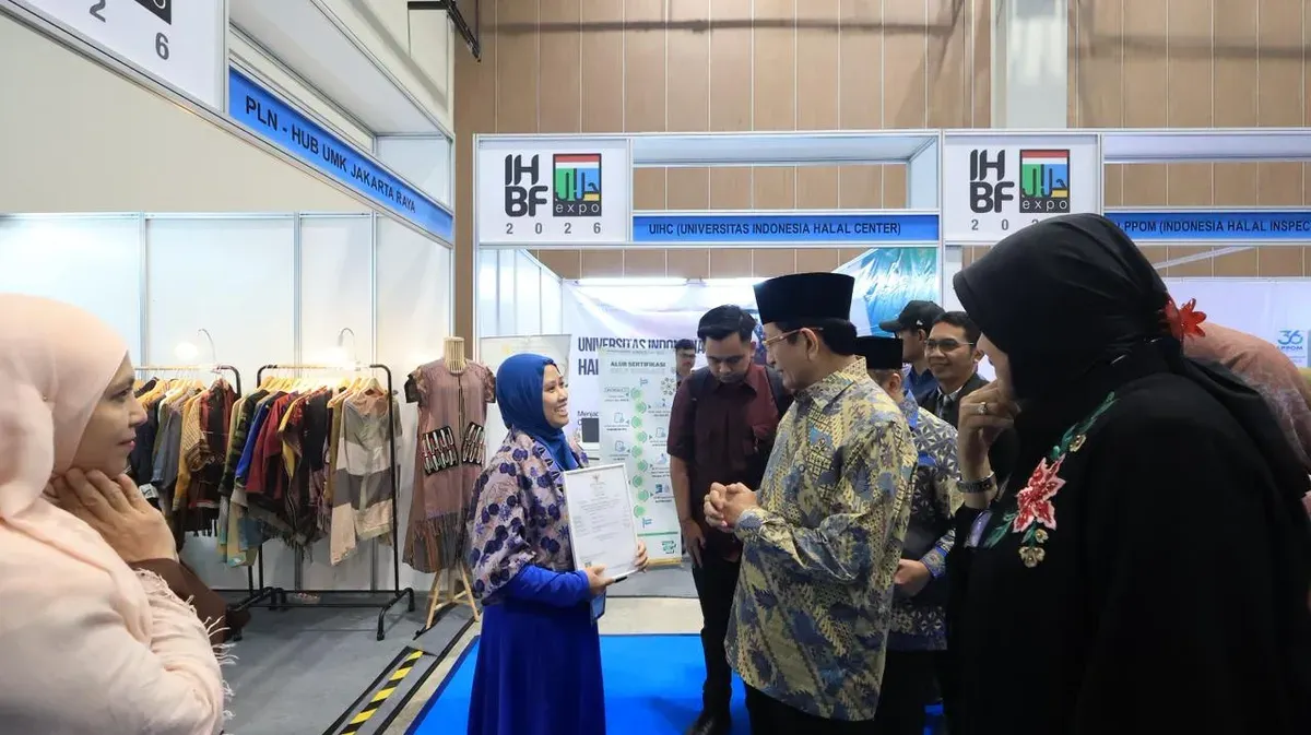 Salah seorang owner UMKM K-Wan, Ning Mardliyah (kerudung biru) bercengkerama dengan Menag Nasaruddin Umar (tengah) di depan booth Hub UMK Jakarta Raya saat berkeliling IHBF Expo 2026. (Sumber: Dok. PLN UID Jakarta Raya)