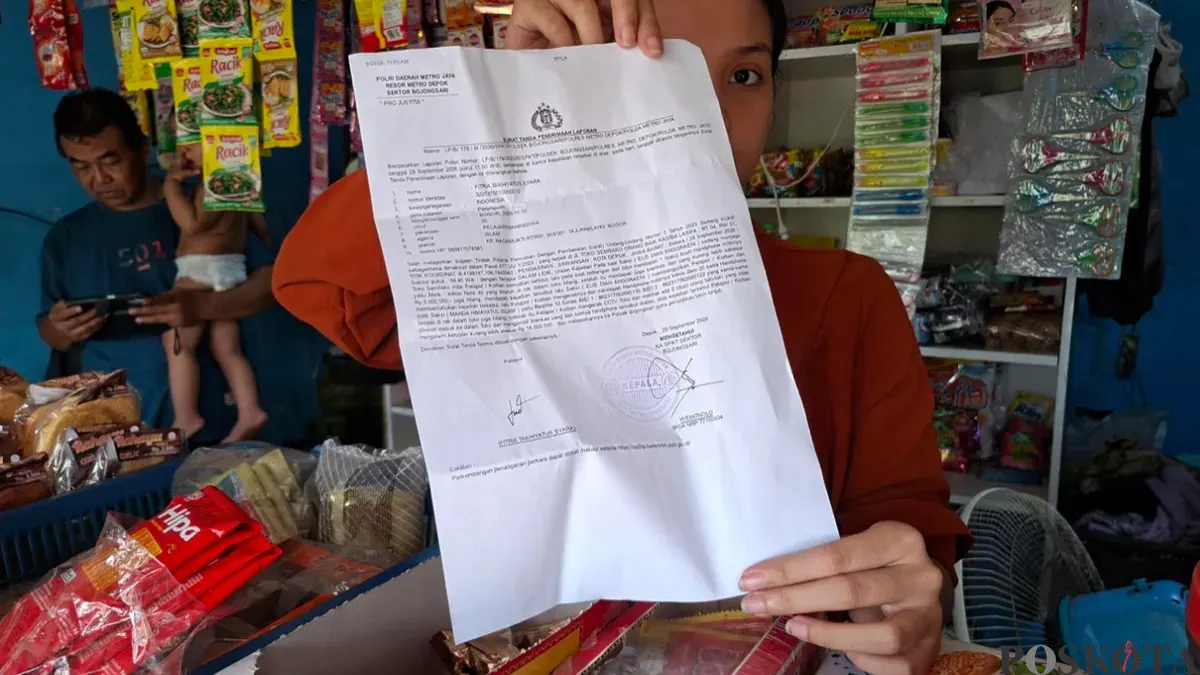 Pemilik Toko Sembako menunjukan laporan polisi setelah menjadi korban pencurian. (Sumber: Poskota/Angga)