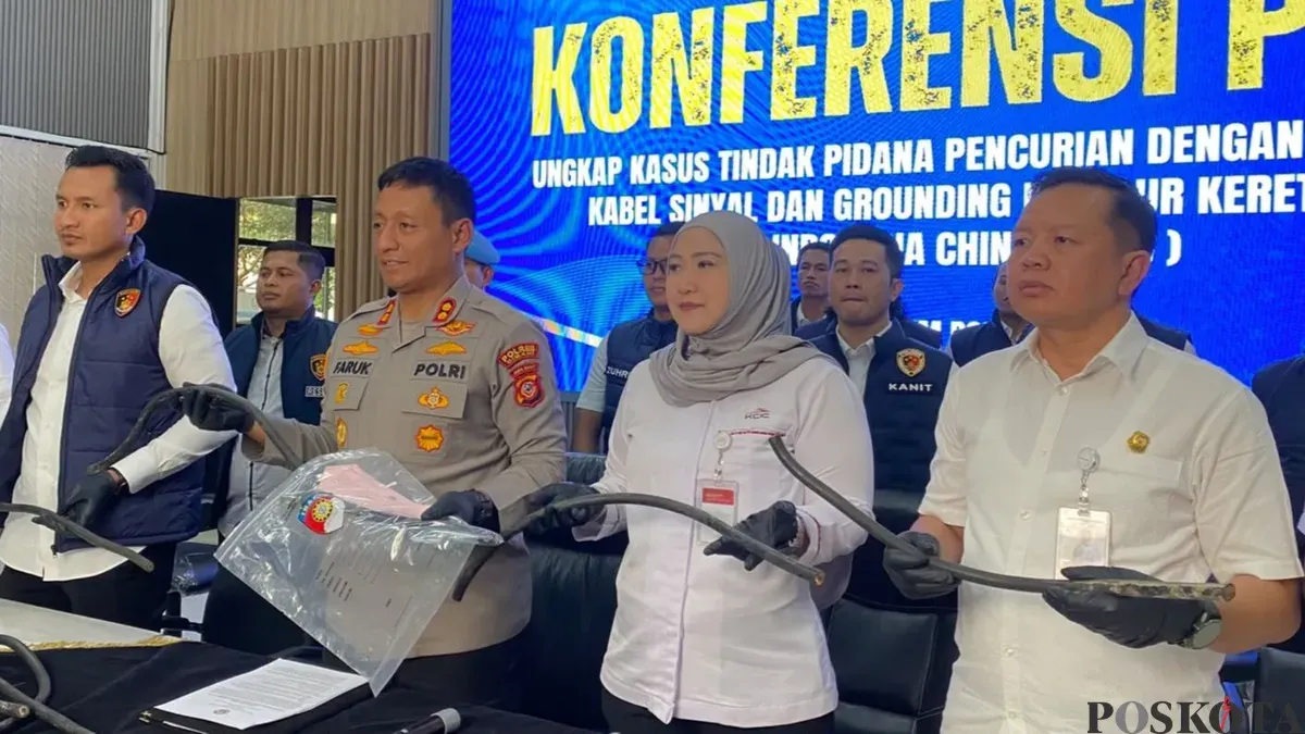 Polres Cimahi melaksanakan ungkap kasus pencurian kabel kereta cepat whoosh di Mako Polres Cimahi, Kota Cimahi, Jawa Barat, Kamis, 1 Oktober 2026. (Sumber: Poskota/Gatot Poedji Utomo)
