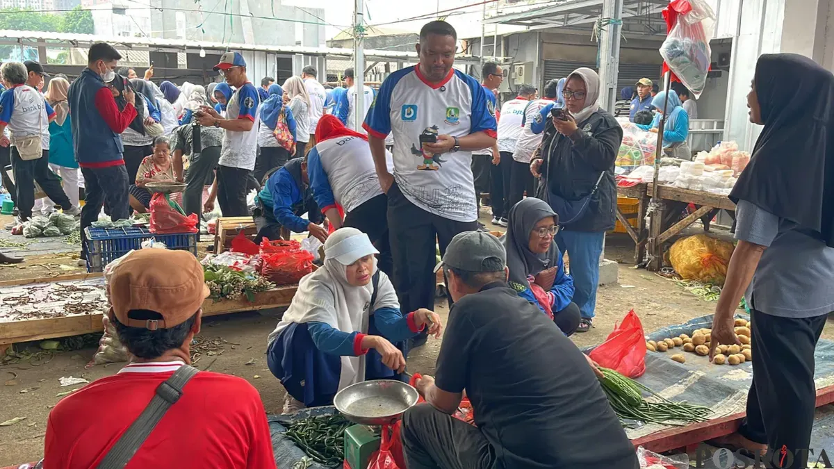 ASN Kota Bekasi berbelanja di Pasar Baru dalam Kegiatan Gebrak Pasar. (Sumber: Poskota/Dini Aghnny Khoiriyah)