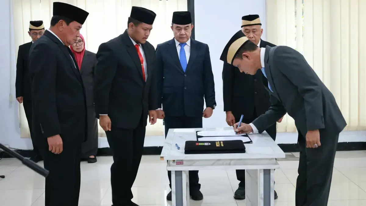 Proses pencopotan Ana Supriyatna sebagai Kasatpol PP Kabupaten Tangerang setelah tersandung kasus dugaan pelecehan. (Sumber: Dok. Istimewa)