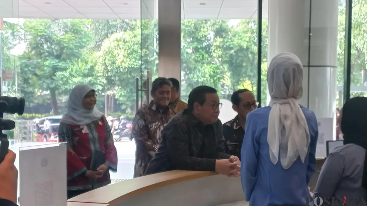 Pramono Anung saat meninjau Mal Pelayanan Publik (MPP) DKI Jakarta, Jumat, 2 Oktober 2026. (Sumber: Poskota/Syifa)