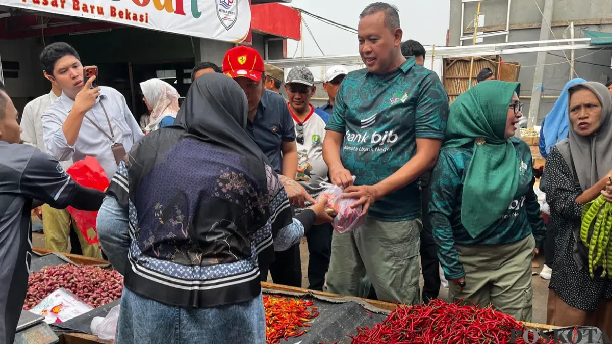 Wali Kota Bekasi, Tri Adhianto berbelanja di Pasar Baru dalam Kegiatan Gebrak Pasar. (Sumber: Poskota/Dini Aghnny Khoiriyah)