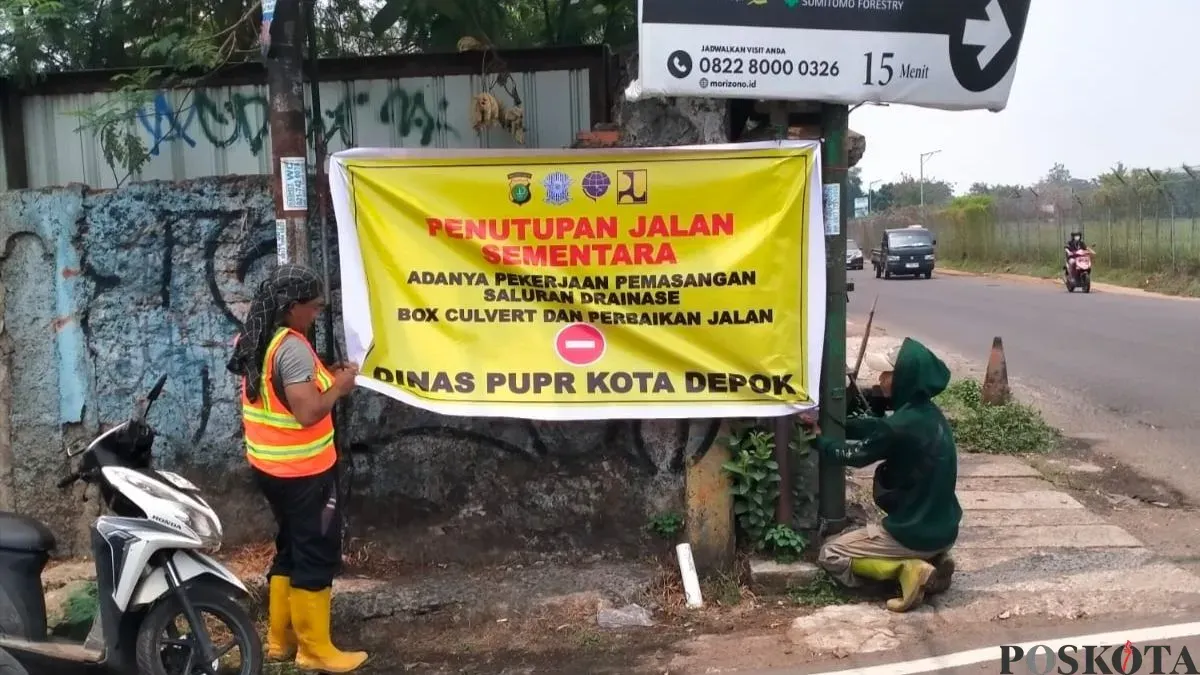 Galian drainase di kawasan pertigaan South City hingga Jalan Lereng, Kota Depok, Jawa Barat. (Sumber: Poskota/Angga Pahlevi)