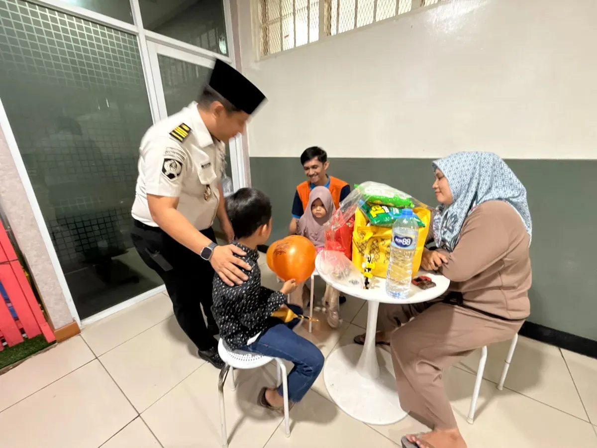 Warga binaan Lapas Kelas IIA Salemba bertemu dan berinteraksi langsung dengan anak dalam layanan kunjungan tatap muka khusus anak. (Sumber: Istimewa)