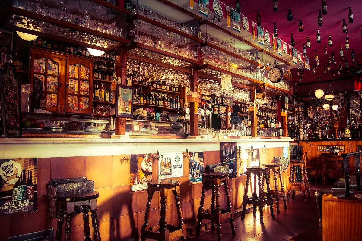 Rekomendasi bar di Jakarta Selatan dengan berbagai konsep, dari speakeasy dan cocktail bar hingga rooftop dengan suasana malam ibu kota. (Sumber: Wikimedia Commons)