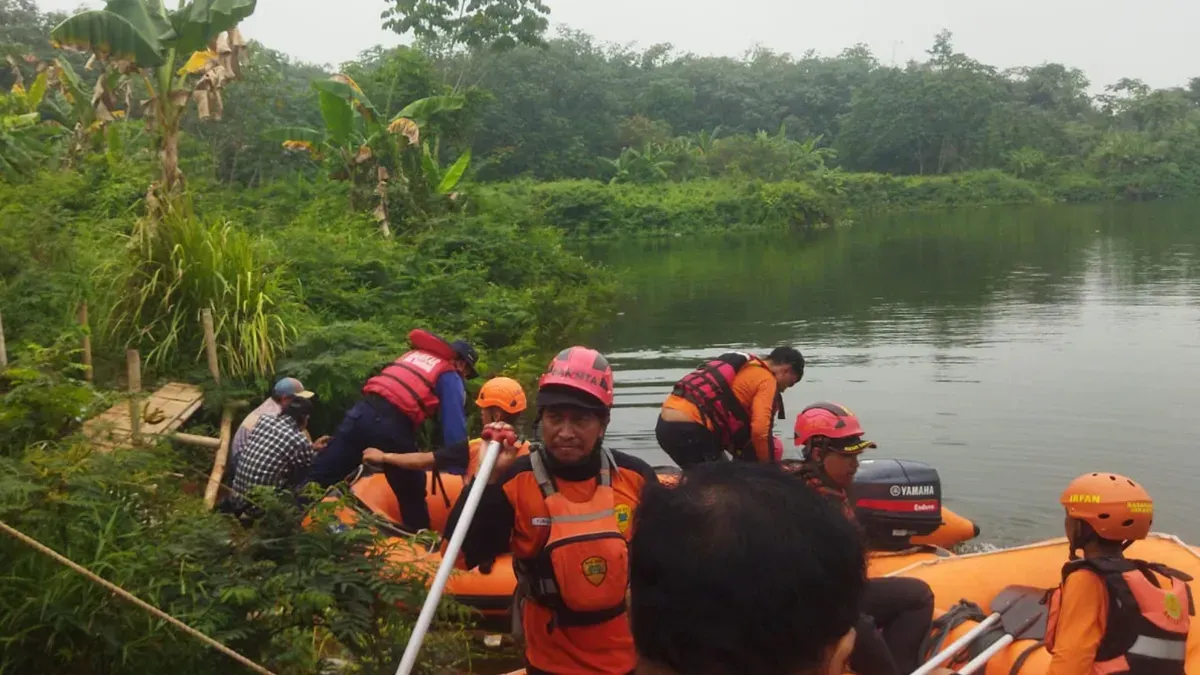 Tim SAR saat melakukaan evakuasi korban. (Sumber: Istimewa)