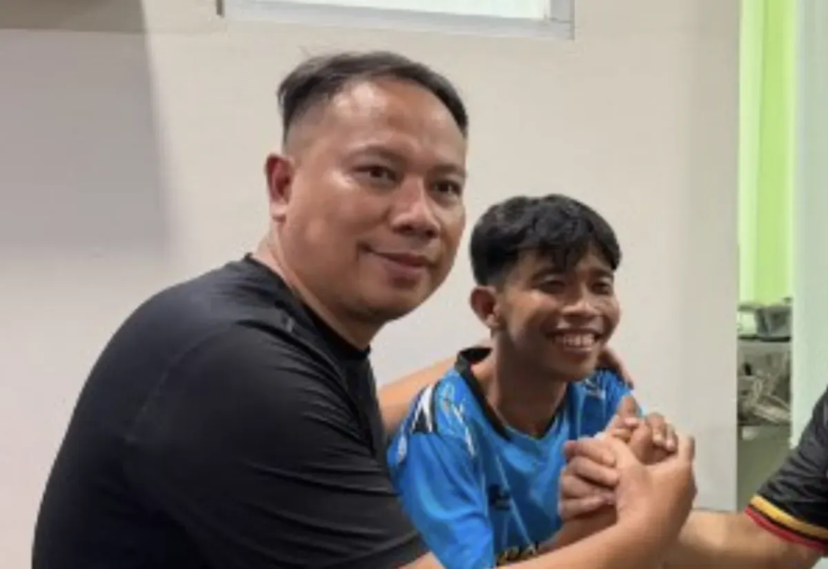 Dede Sunandar mendapat pertolongan medis setelah tersungkur dan tidak sadarkan diri saat bertanding tinju melawan Vicky Prasetyo di Kapolda Fighter Match 2026, Jambi. (Sumber: Instagram)
