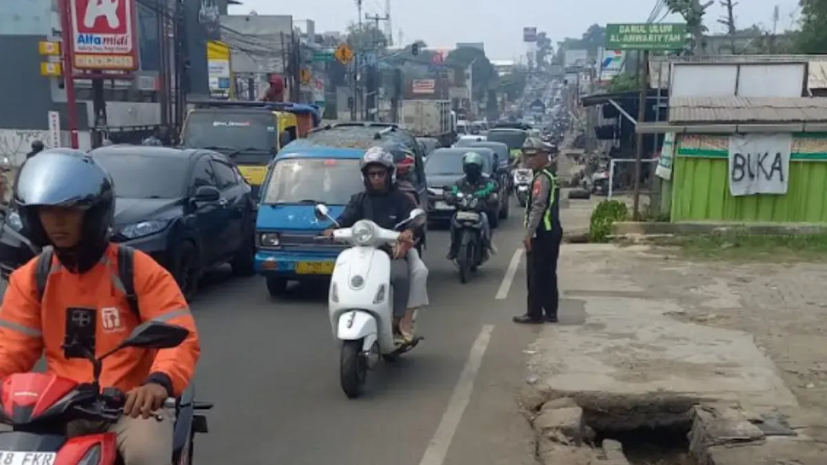 Polantas Polsek Bojongsari dalam mengurai kemacetan parah di Jalan Raya Parung - Ciputat, akibat adanya truk terguling, Minggu, 4 Oktober 2026. (Sumber: Polsek Bojongsari)