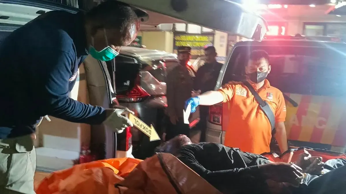 Petugas Inafis Polres Metro Depok melakukan pemeriksaan pada jasad korban sebelum dibawa ke RS Polri Kramat Jati. (Sumber: Humas Polres Metro Depok)