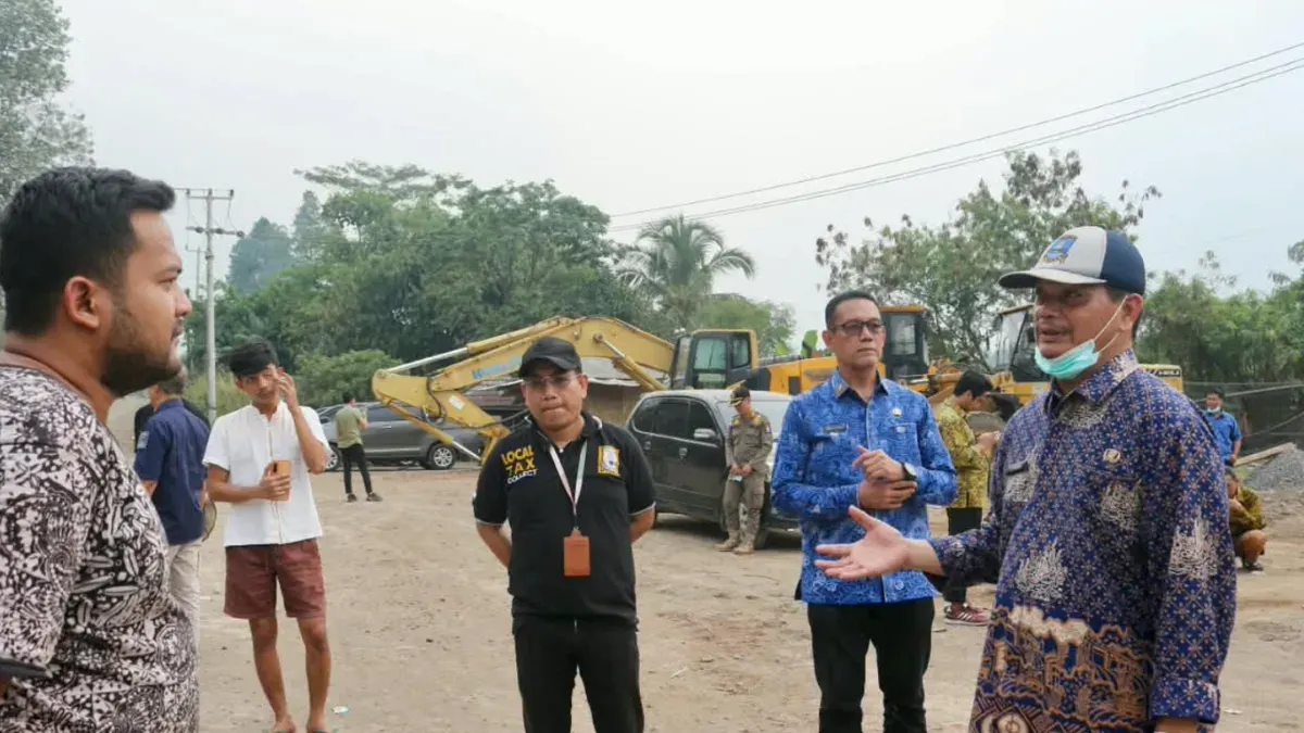 Tim Satgas Pengawasan dan Pemantauan Pertambangan Pemerintah Kabupaten (Pemkab) Serang meninjau aktivitas tambang atau galian pasir darat (galian C) di Kecamatan Pabuaran. (Sumber: Kominfo Pemkab Serang)