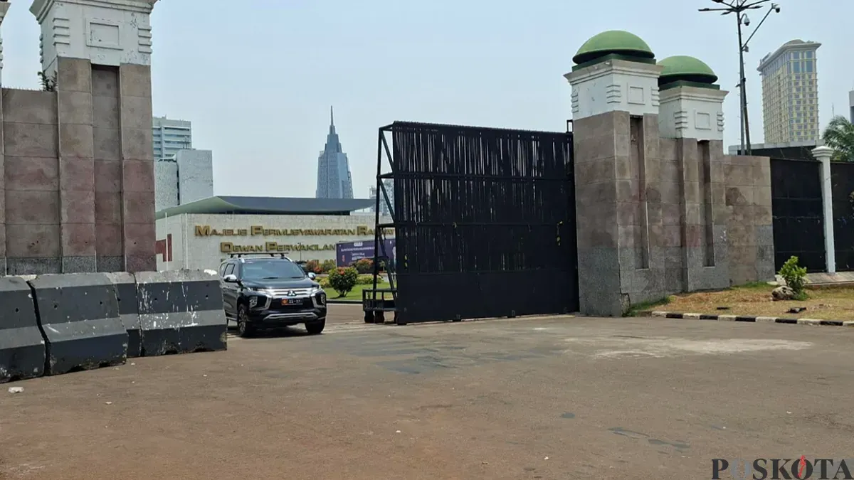 Situasi keadaan di depan gerbang utama gedung DPR / MPR, Senin, 5 Oktober 2026. (Sumber: Poskota/Angga)