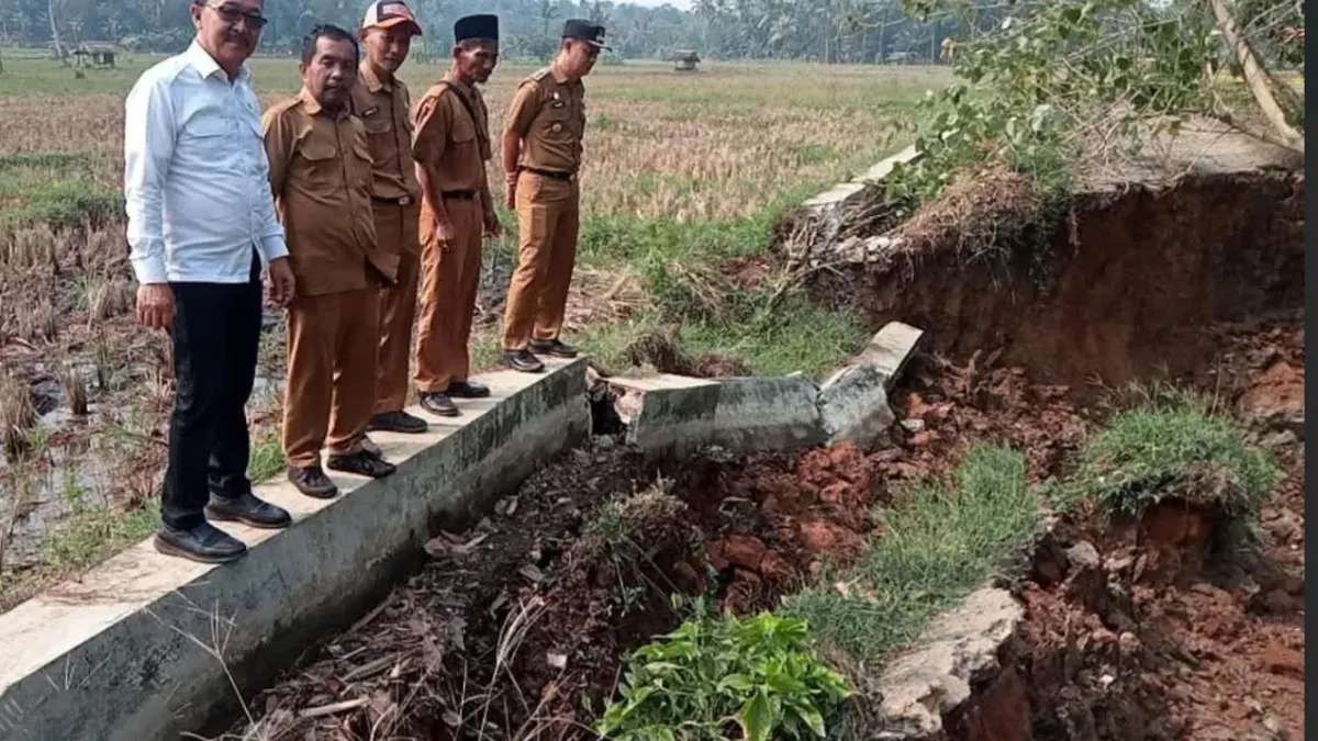 Pihak Dinas PUPR Pandeglang dan Camat saat meninjau jalan longsor. (Sumber: DPUPR Pandeglang)