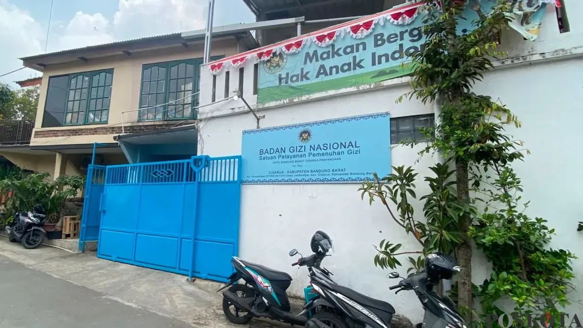 Suasana di area depan Dapur SPPG Panyandaan, Desa Jambudipa, Kecamatan Cisarua, Kabupaten Bandung Barat (KBB), Senin, 5 Oktober 2026. (Sumber: Poskota/Gatot Poedji Utomo)
