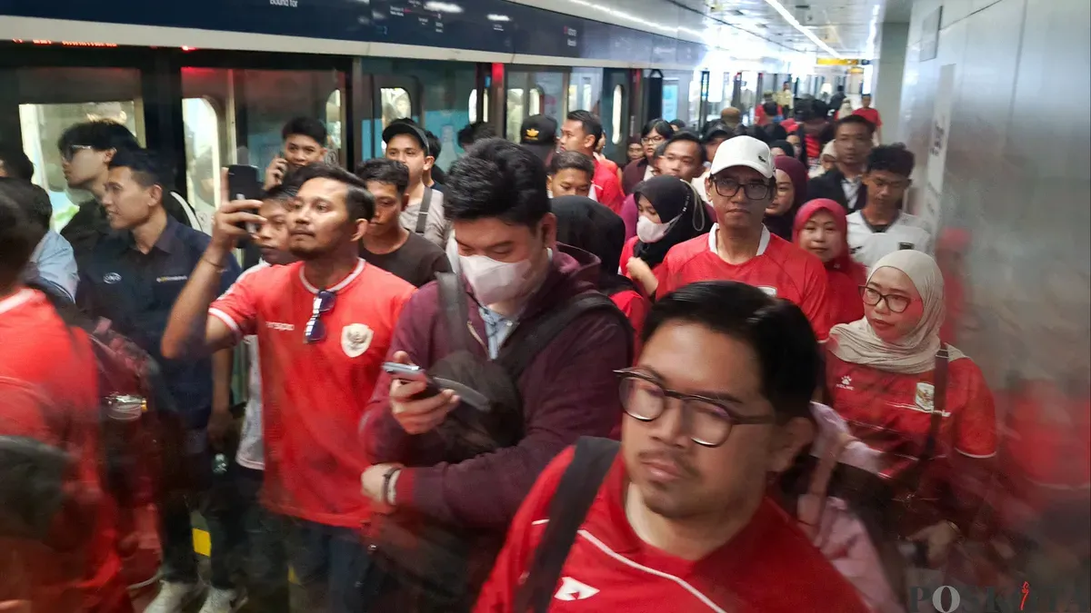Suporter Timnas Indonesia memadati stasiun MRT jelang laga melawan Thailand di final FIFA ASEAN Cup 2026, Senin, 5 Oktober 2026. (Sumber: Poskota/Ali Mansur)