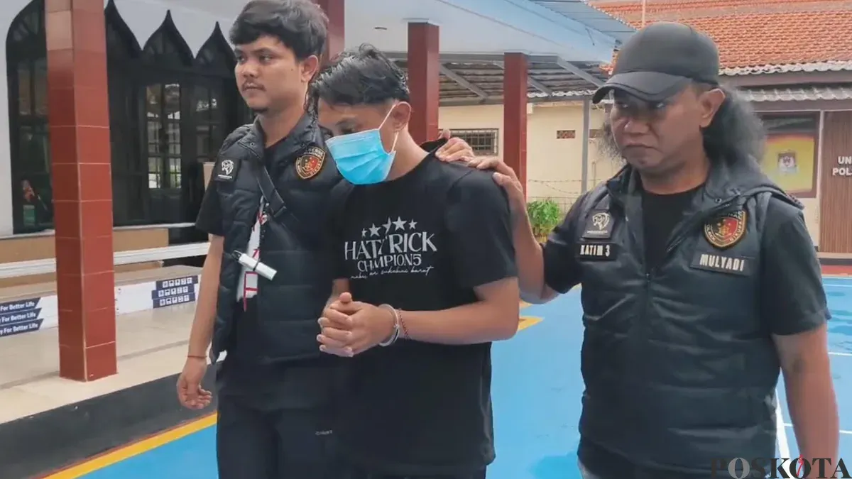 Tersangka MIM saat diamankan oleh penyidik. (Sumber: Poskota/Veronica)